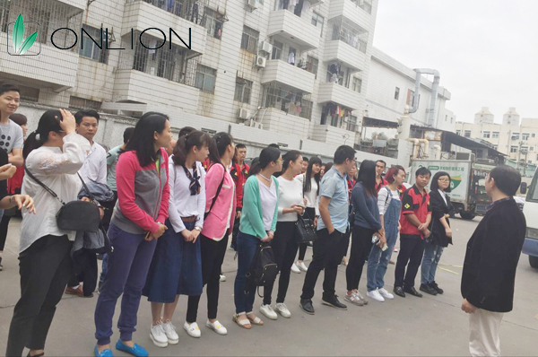 歐恩照明員工排隊前往醫(yī)院體檢 歐恩照明員工排隊前往醫(yī)院體檢